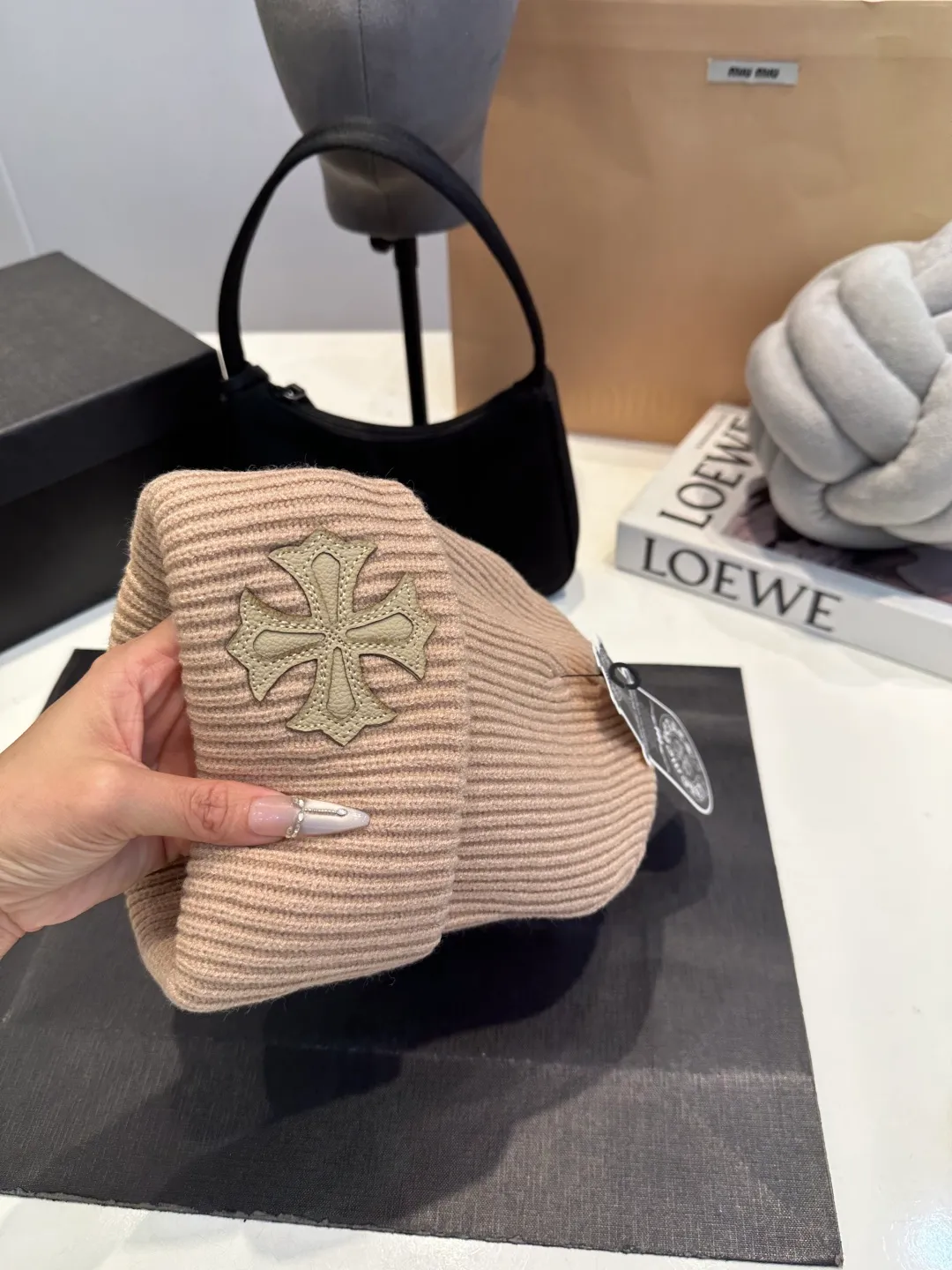 P46 Crow Heart Wool Hat, too flattering for your face. No matter you have a long face, a round face or a square face, you can easily wear it because the hat is very thick, so your face looks small, delicate and cute. Fashionable street style, recommended hat for autumn and winter.